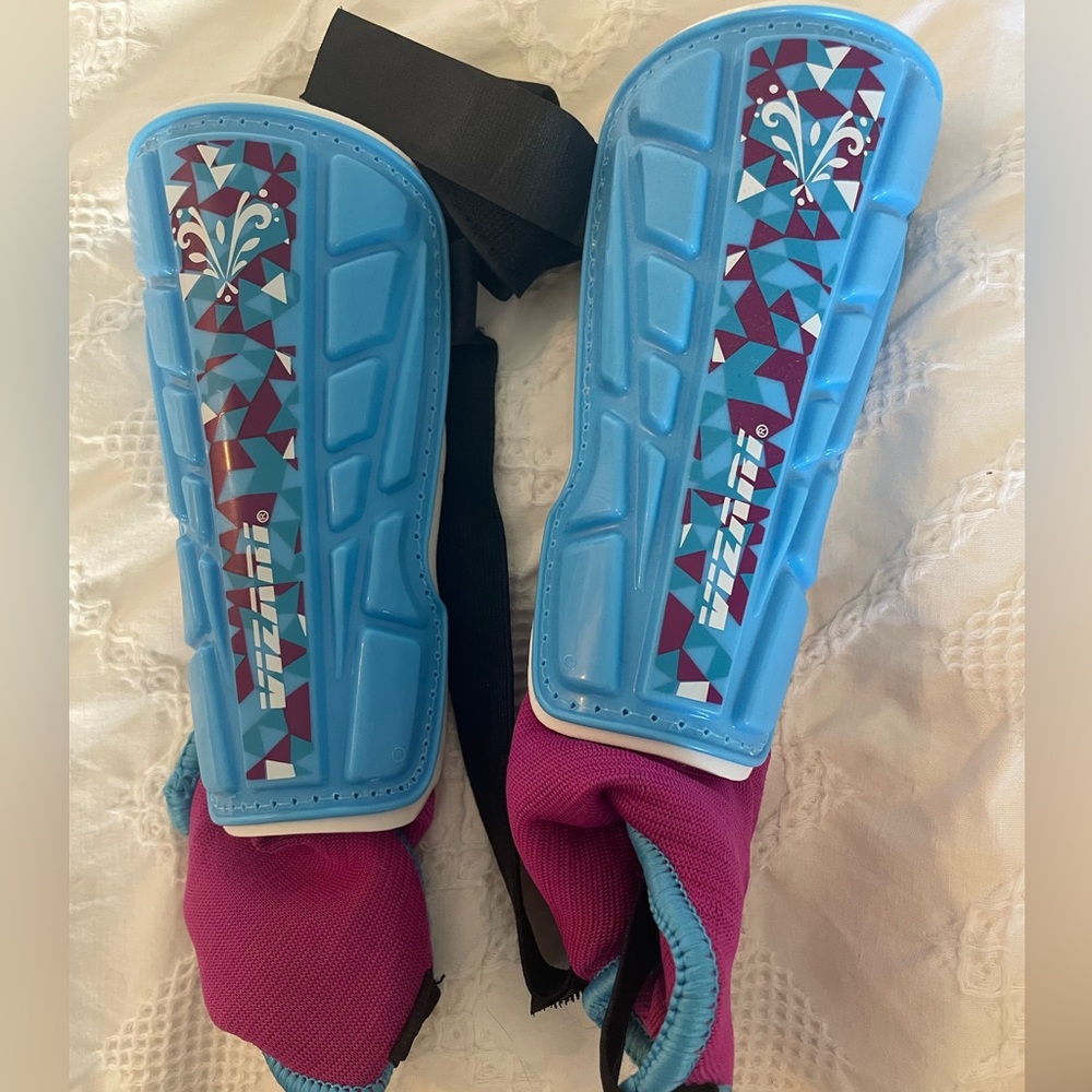 Vizari kids soccer shin guards (size small)